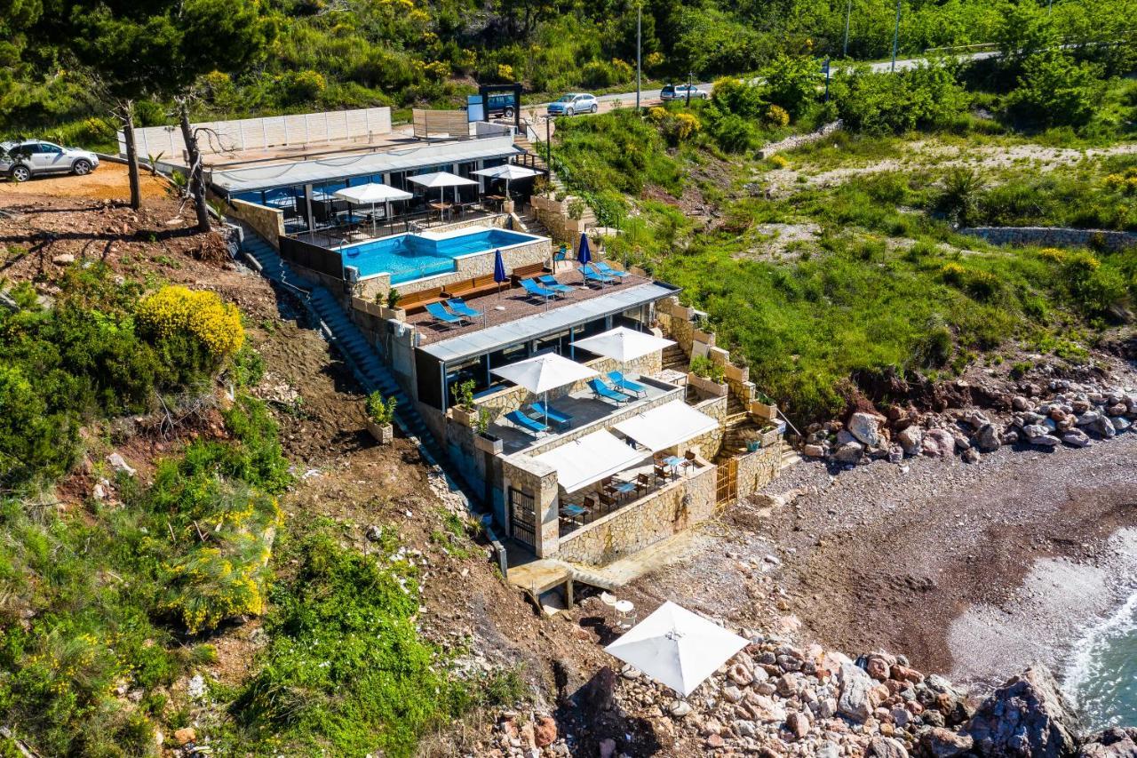 Beachfront Red Apartments With Pool Bar Eksteriør bilde