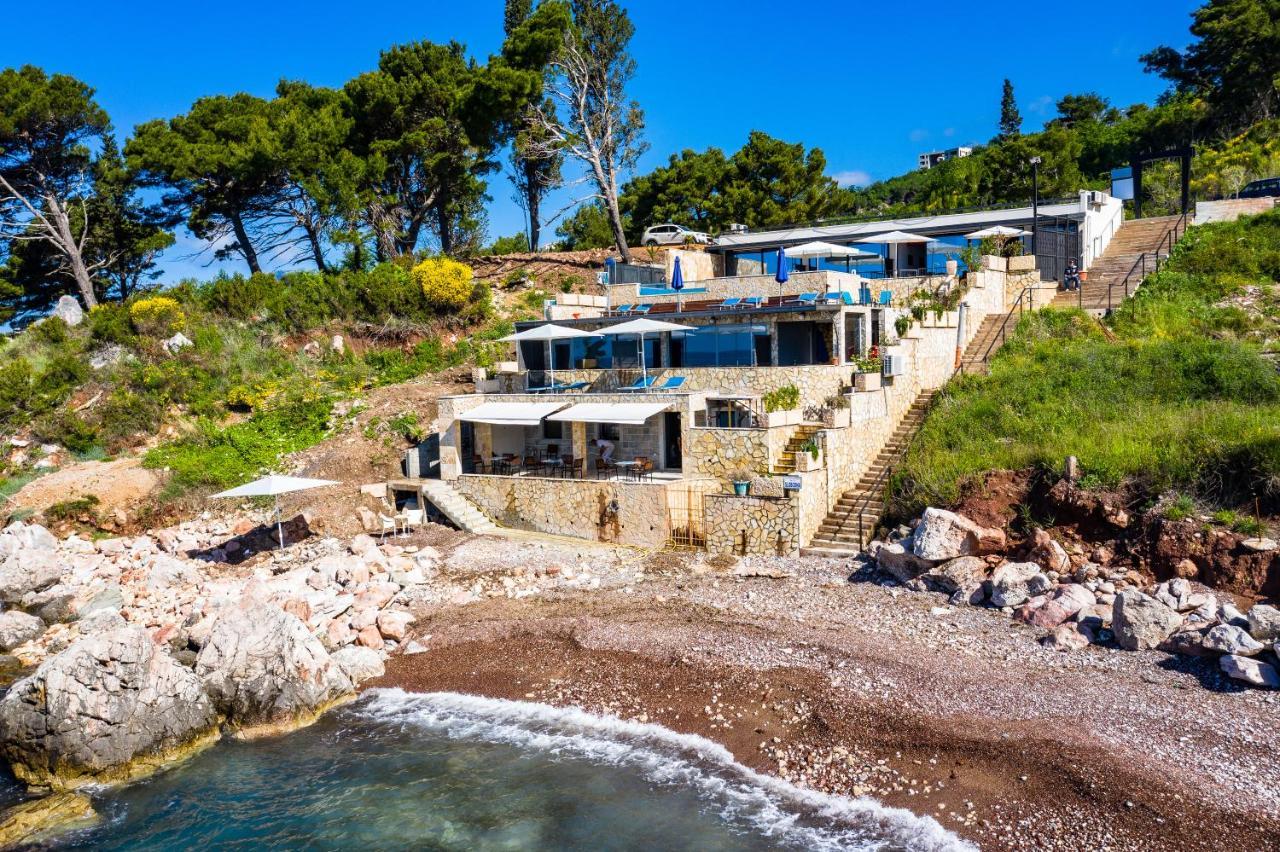 Beachfront Red Apartments With Pool Bar Eksteriør bilde