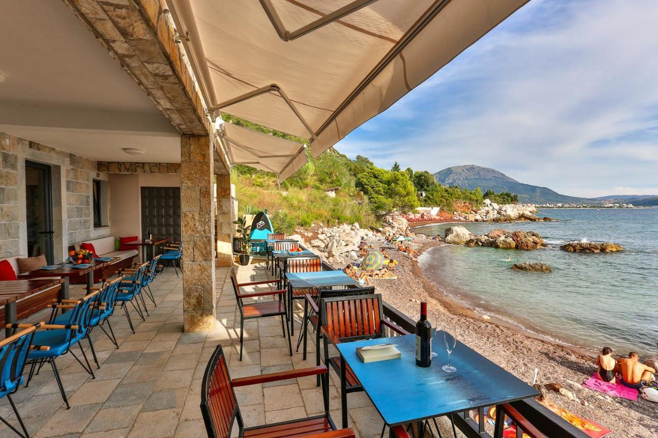 Beachfront Red Apartments With Pool Bar Eksteriør bilde